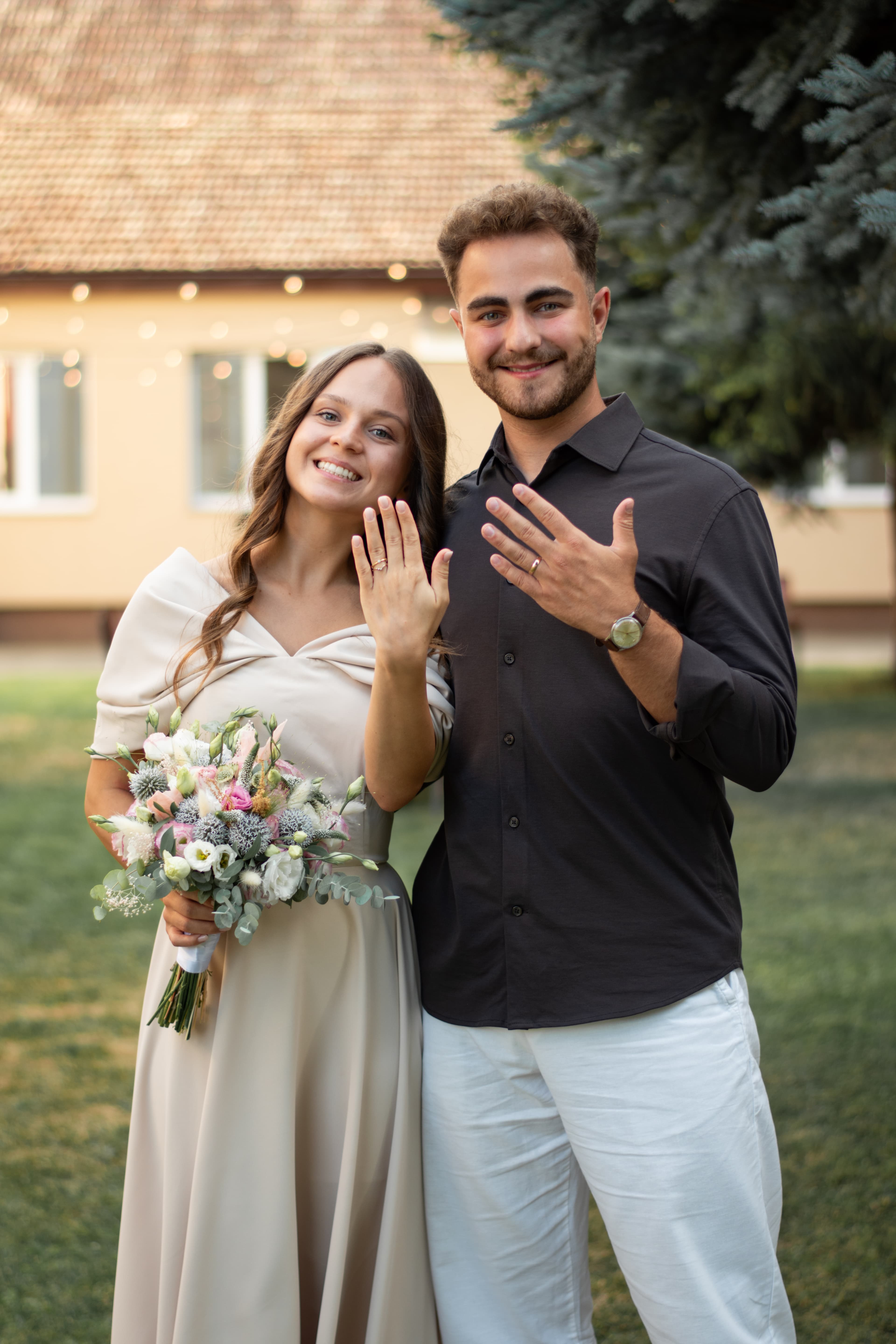 Frissen eljegyzett pár mutatja a gyűrűjét